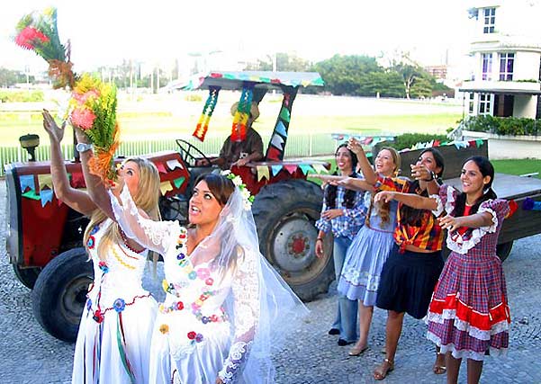 celebridades vestidas de noiva caipira Moda Junina   Vestidos,  noivas caipiras e trajes masculinos para quadrilhas e festas de São  João