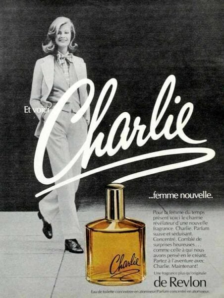Propaganda francesa do perfume Charlie da Revlon na década de 1970 com uma modelo em um terninho feminino. 
