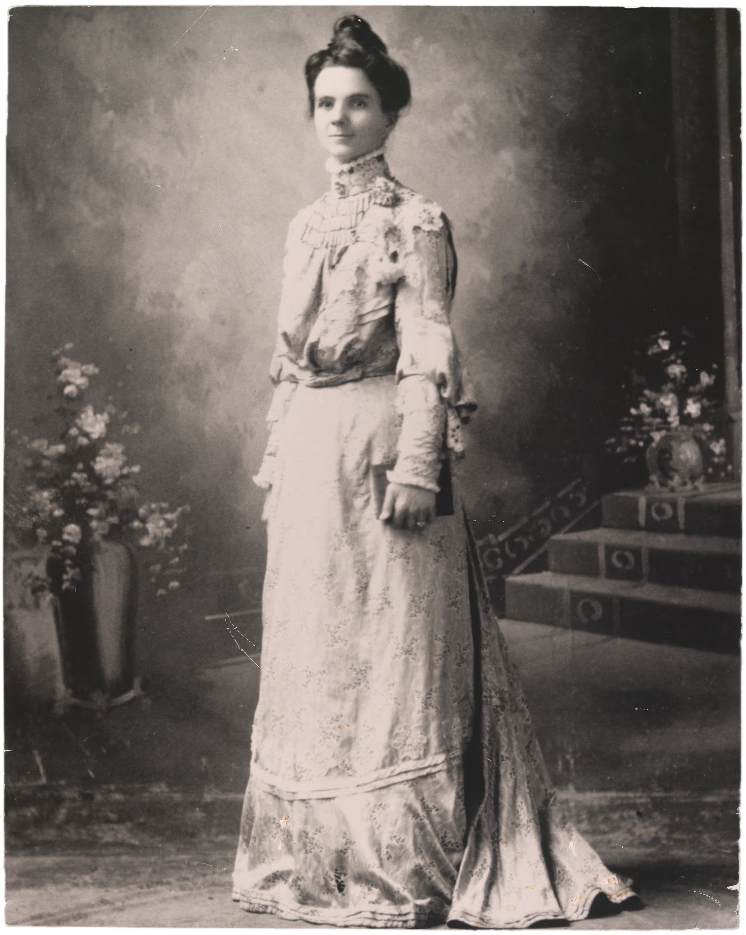Adella Hunt Logan posando com um vestido de noiva branco, em 1888.