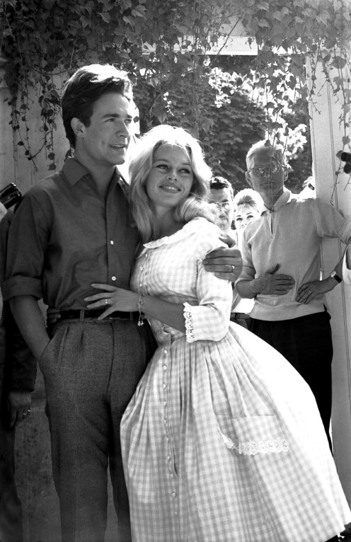 Bridget Bardot em seu casamento com o ator Jacques Charier na França, em 1959.