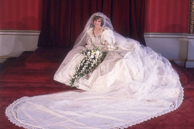 Diane Spencer posando sentada no chão com o seu vestido de noiva branco, em 1981.