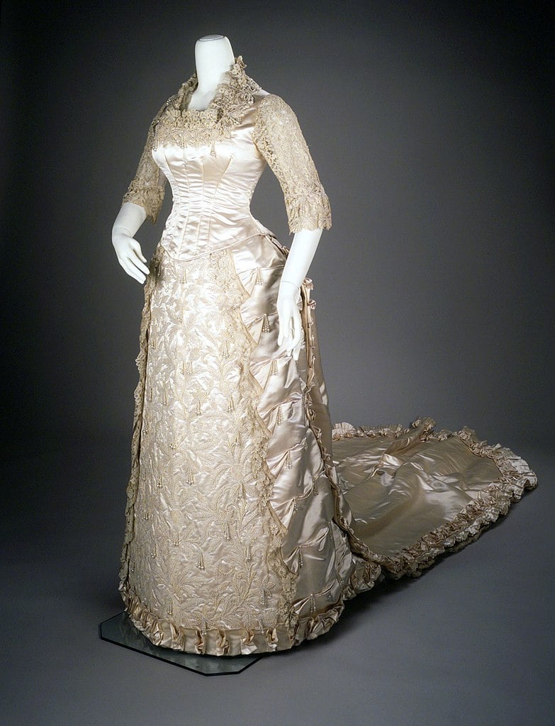 Vestido de noiva branco do ano de 1881.