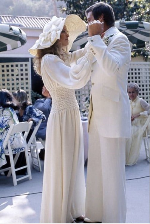 Farrah Fawcett em estilo hippie e chapéu no seu casamento com Lee Majors, em 1973.