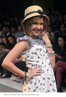 Claria Tiezze, blogueira da novela Ti-ti-ti, desfilou para Renner no Donna Fashion Iguatemi