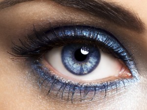 Cirurgia promete transformar olhos castanho em azuis. Será possível mesmo?