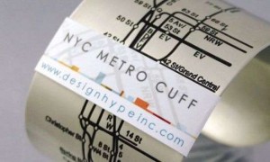 Coleção de pulseiras traz mapas do metro das capitais da moda