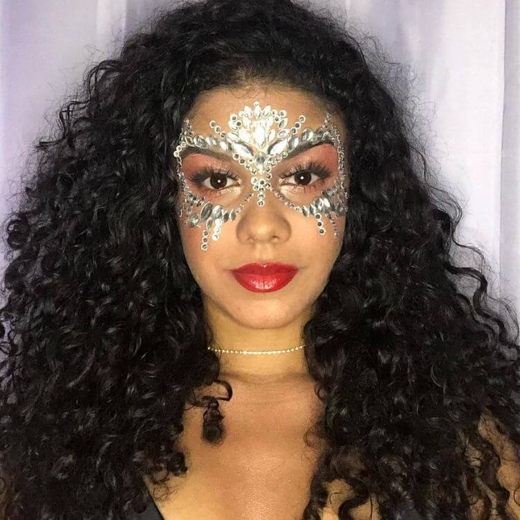 Maquiagem de Carnaval com strass prata