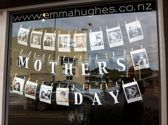 Vitrines de dia das mães decoradas com fotos e uma ideia de engajamento para a semana das mães