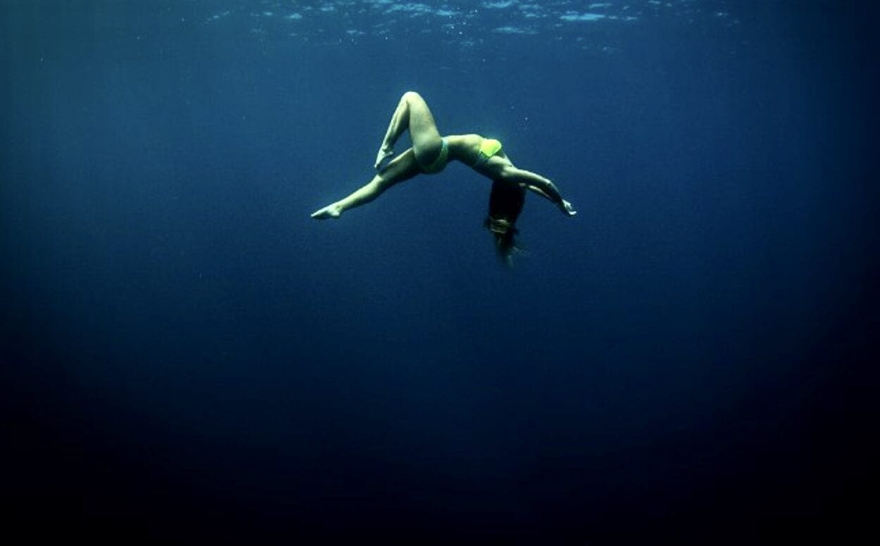 Karina Oliani no fundo do mar