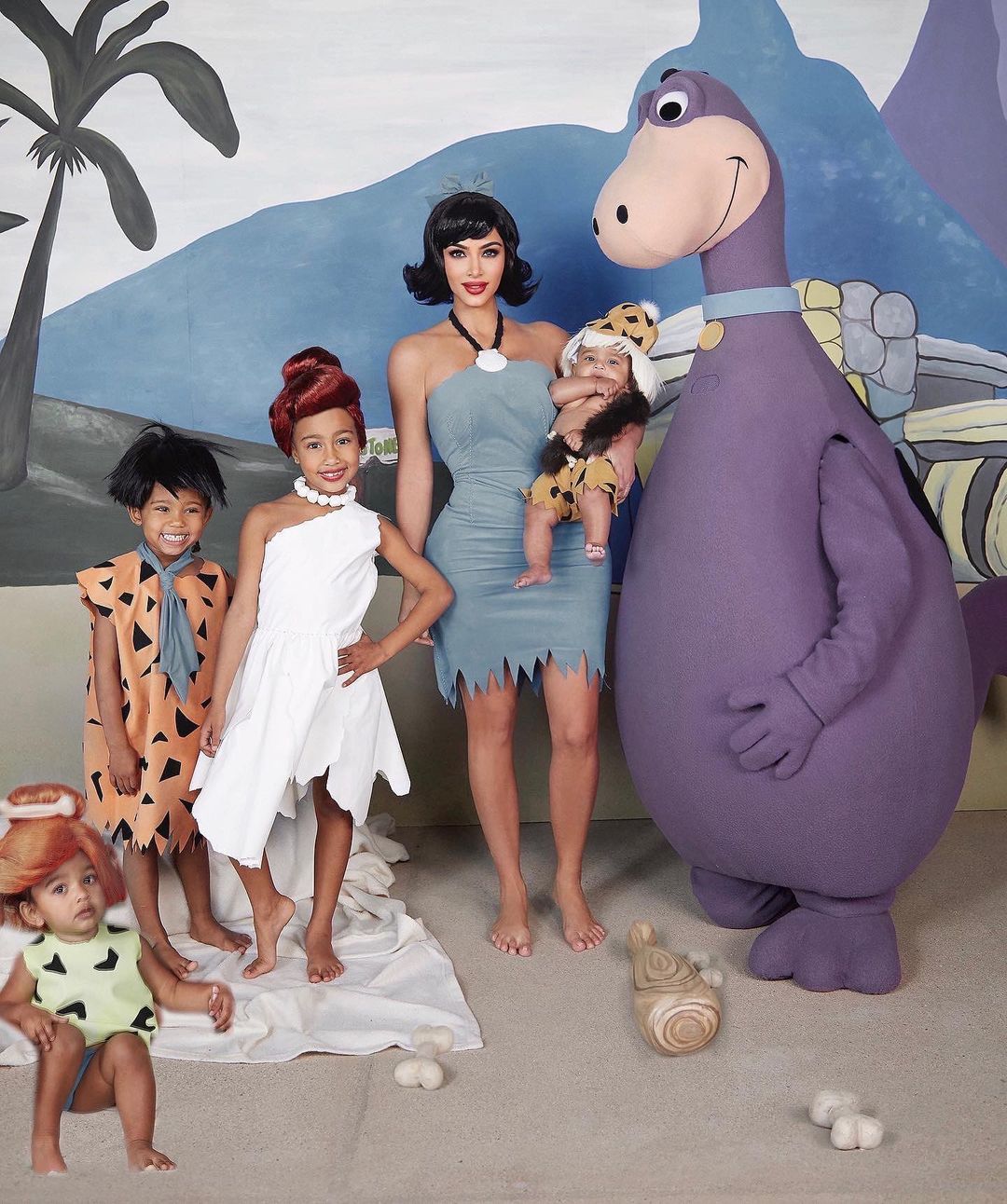  inspirações para Halloween: Kim Kardashian e família fantasiados de "Os Flinstones"