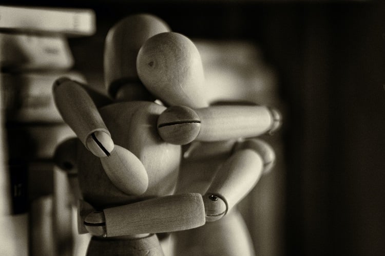 bonecos de madeira se abraçando