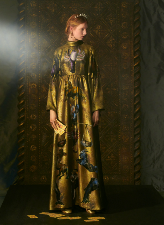 Transmissão Dior vestido dourado com estampa inspirado em tarô