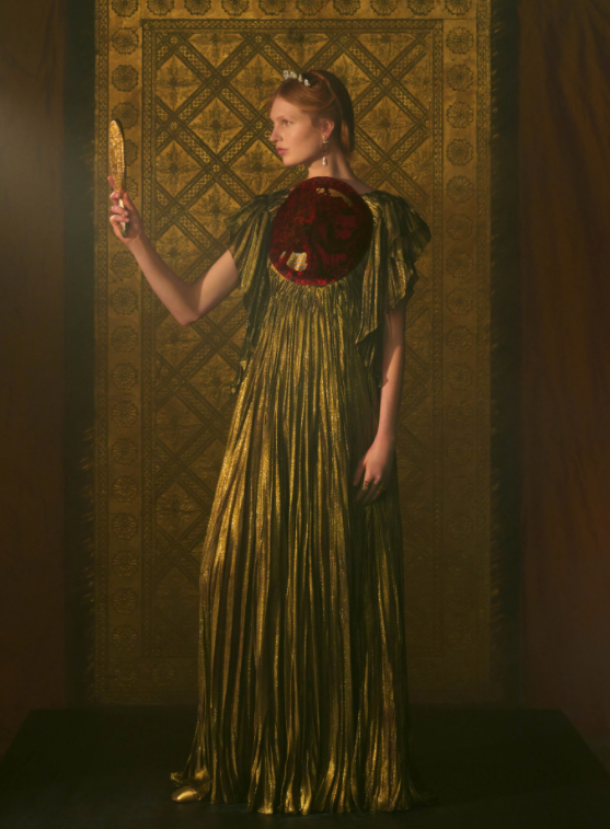 transmissão Dior vestido plissado dourado com bordado vermelho frente