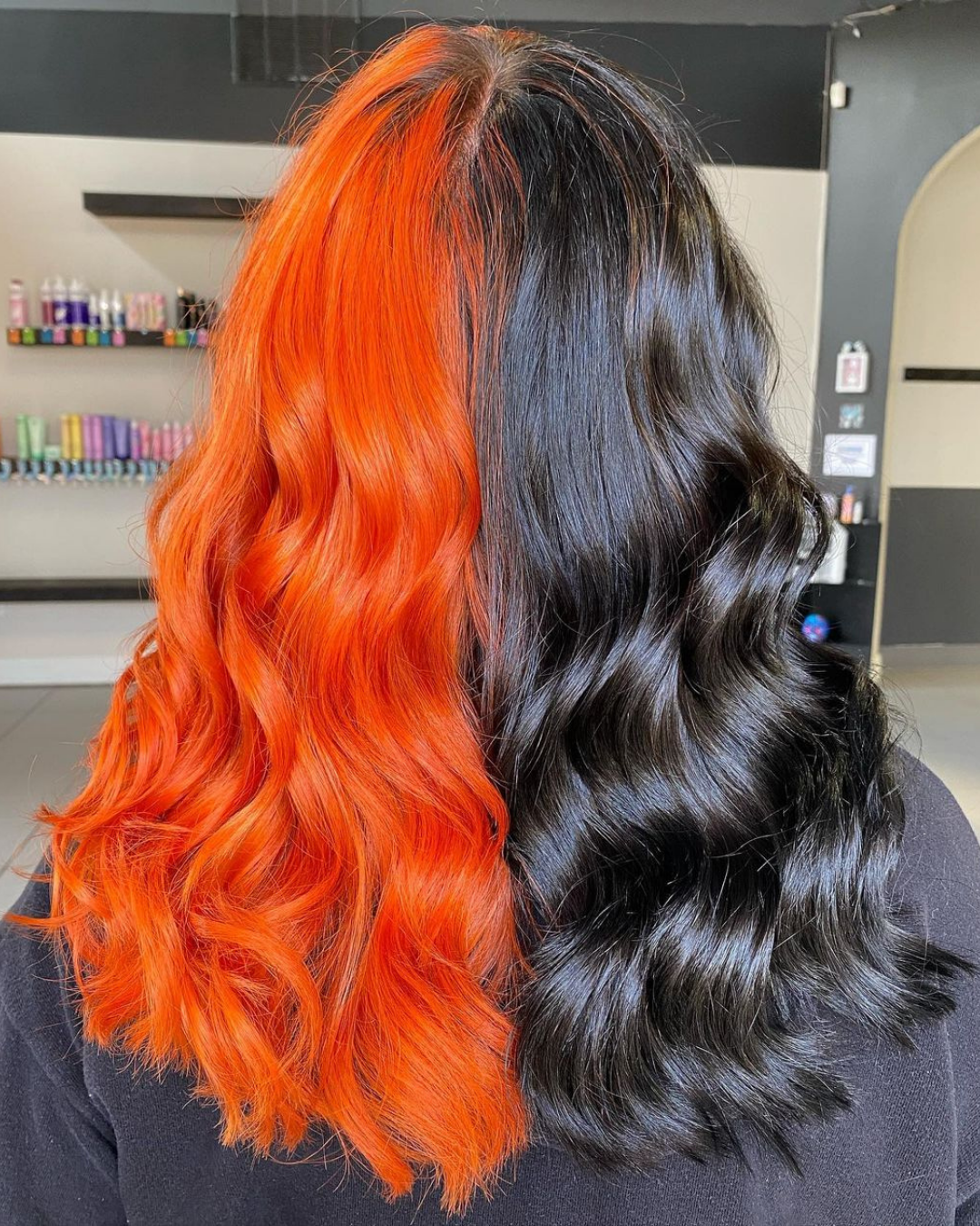 Cabelo colorido dividido laranja e preto