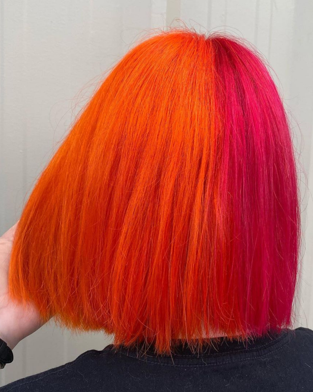 Cabelo colorido dividido laranja e rosa