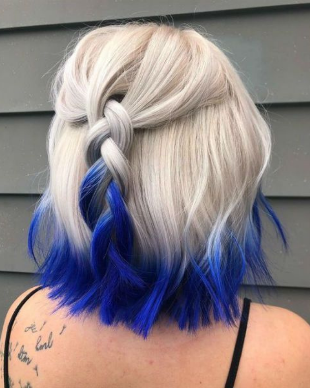 Cabelo colorido platinado e azul