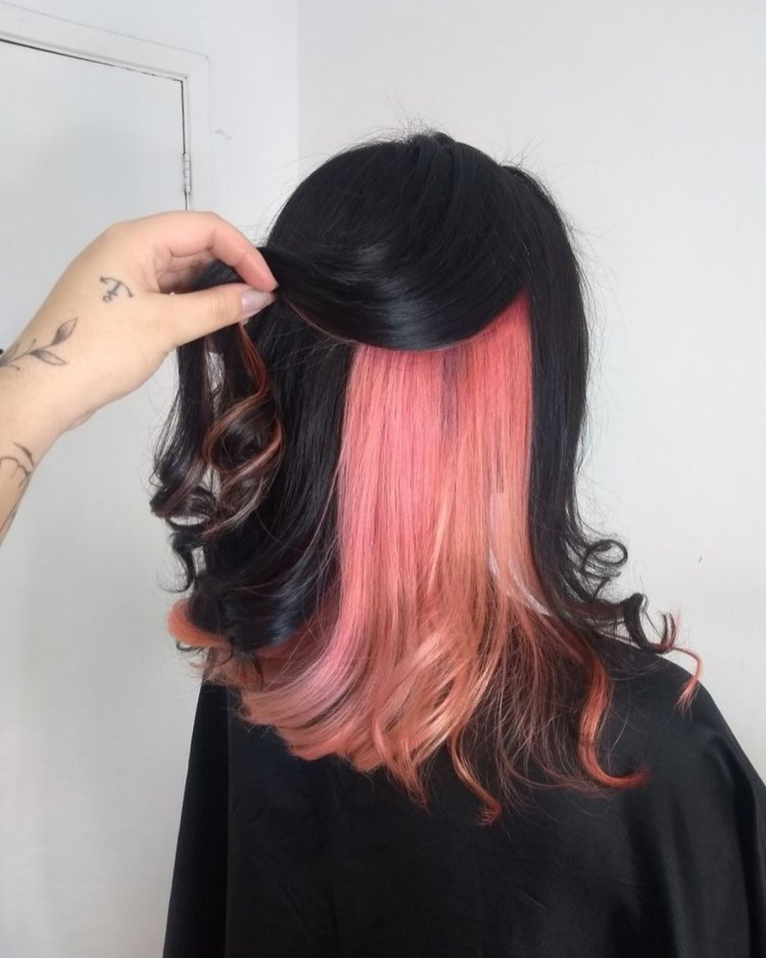 Cabelo preto colorido com undercolor rosa