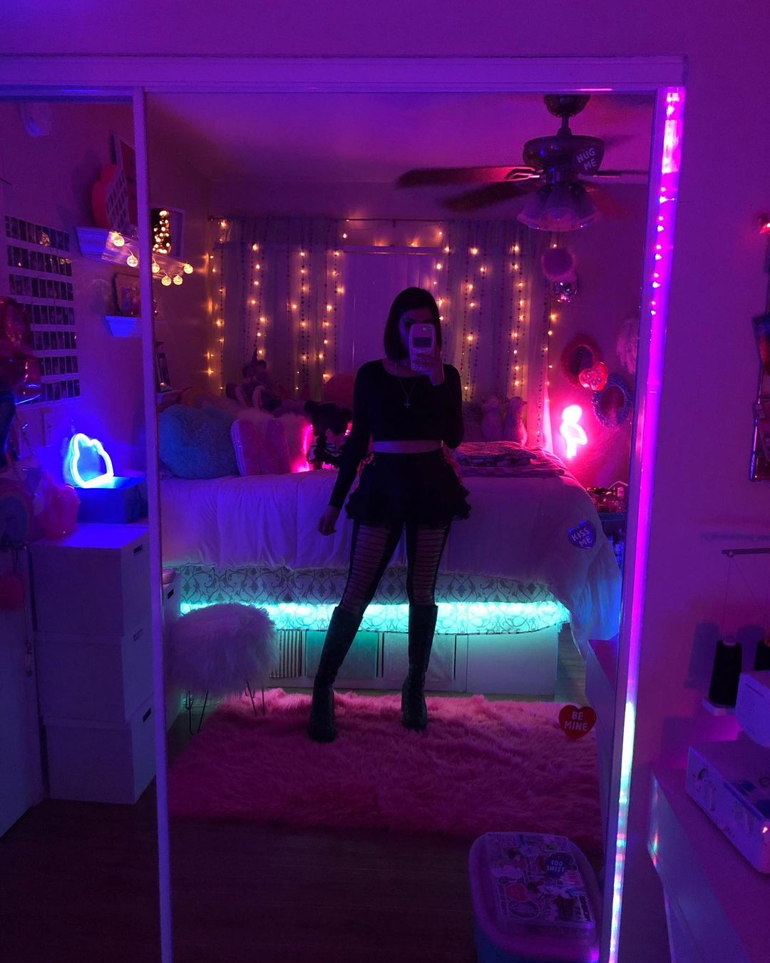 Foto no espelho de um quarto com luzes de LED e efeito neon