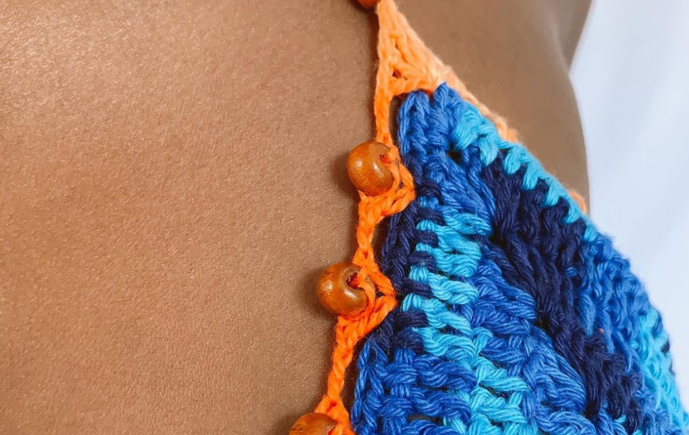 Detalhe de miçanga no sutiã de crochê para biquíni