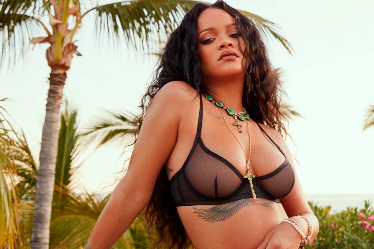 Rihanna faz topless para divulgar sua marca de lingerie e sofre críticas
