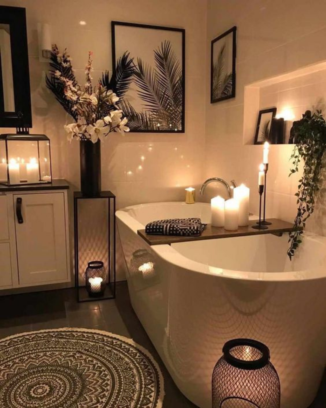 Banheiro com velas para spa caseiro