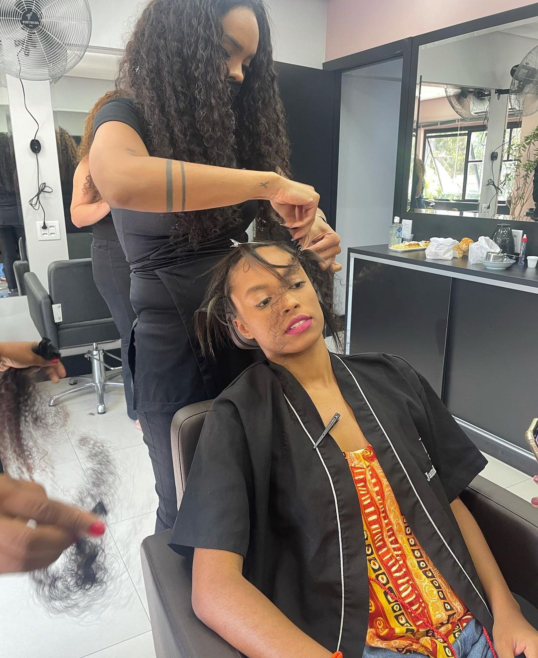 Cabeleireira Jamile Zeidan fazendo cabelo de ex-bbb.