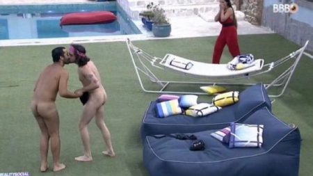No BBB 21, Juliette fica chocada ao ver Fiuk e Gil trocando selinho nus, antes de caírem na piscina (Imagem: reprodução/ Globo)