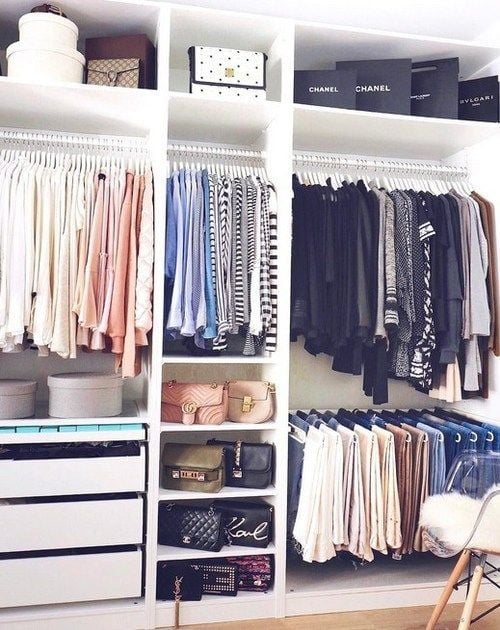 Guarda roupa organizado.