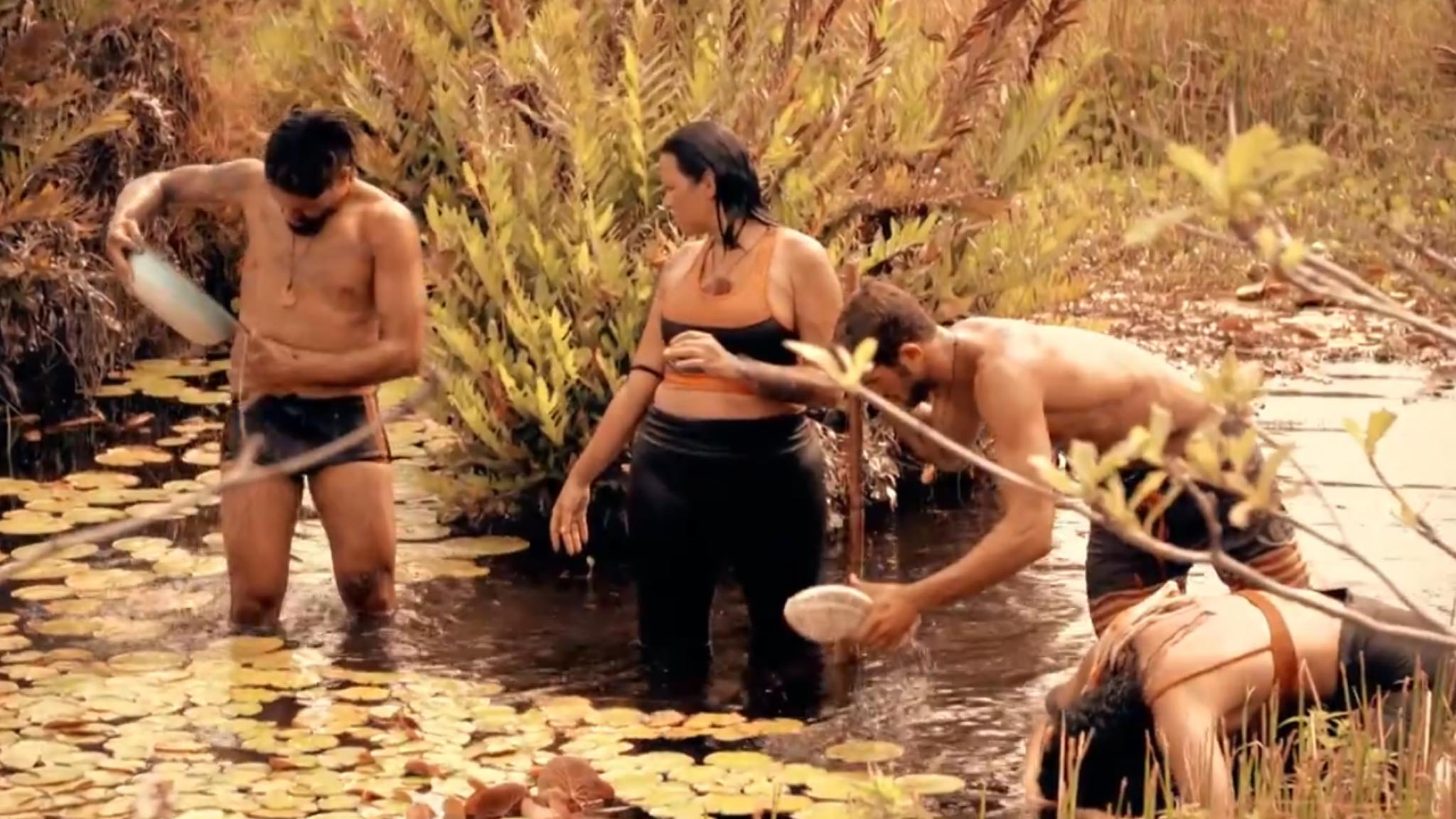 Participante de No Limite tomam banho no rio (sem sabonete) (imagem: reprodução)