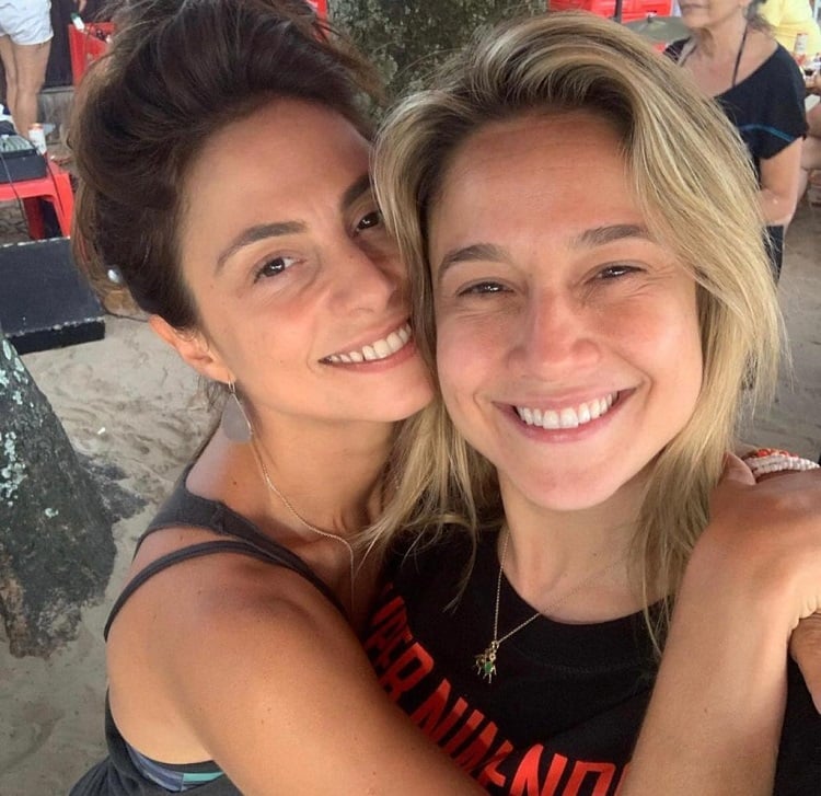 Priscila Montadon e Fernanda Gentil, sorridentes, com rostinhos colados