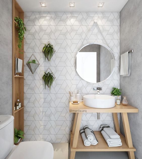 Banheiro com parede geométrica.