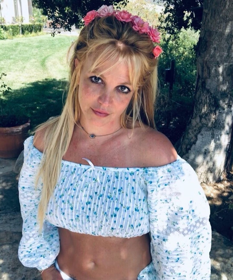 Foto de Britney Spears em jardim.