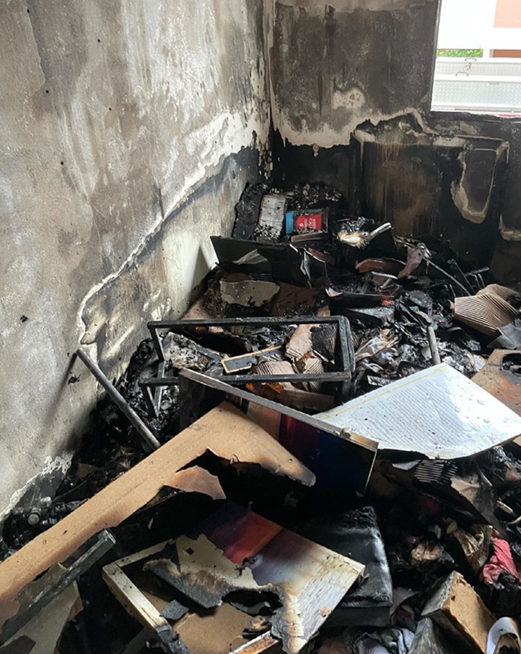 Foto do que restou da casa queimada.