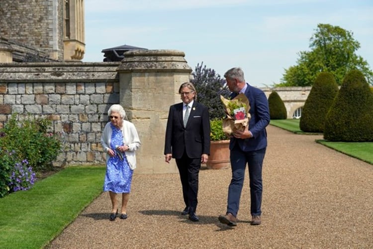 Elizabeth caminha em direção ao jardim leste do Castelo de Windsor.