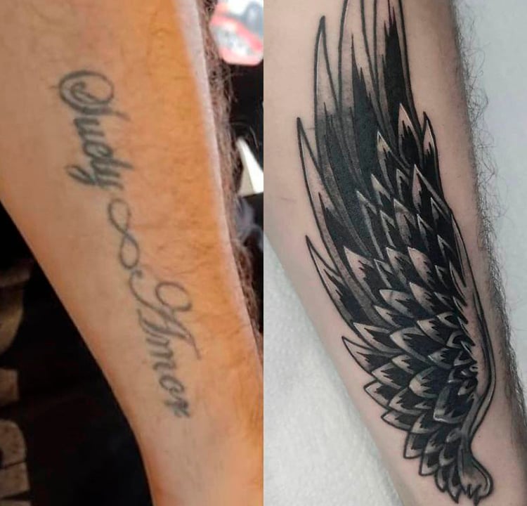 Uma tatuagem de asas cobre uma antiga escrita.