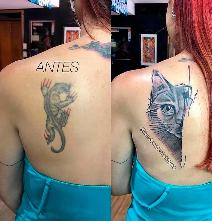 Duas fotos das costas de uma pessoa, uma foto do lado da outra. A primeira mostra uma tatuagem de uma pantera de corpo inteiro, desgastada. A segunda foto é das mesmas costas, com a primeira tatuagem coberta por outra: da metade do rosto de um gato cinza.