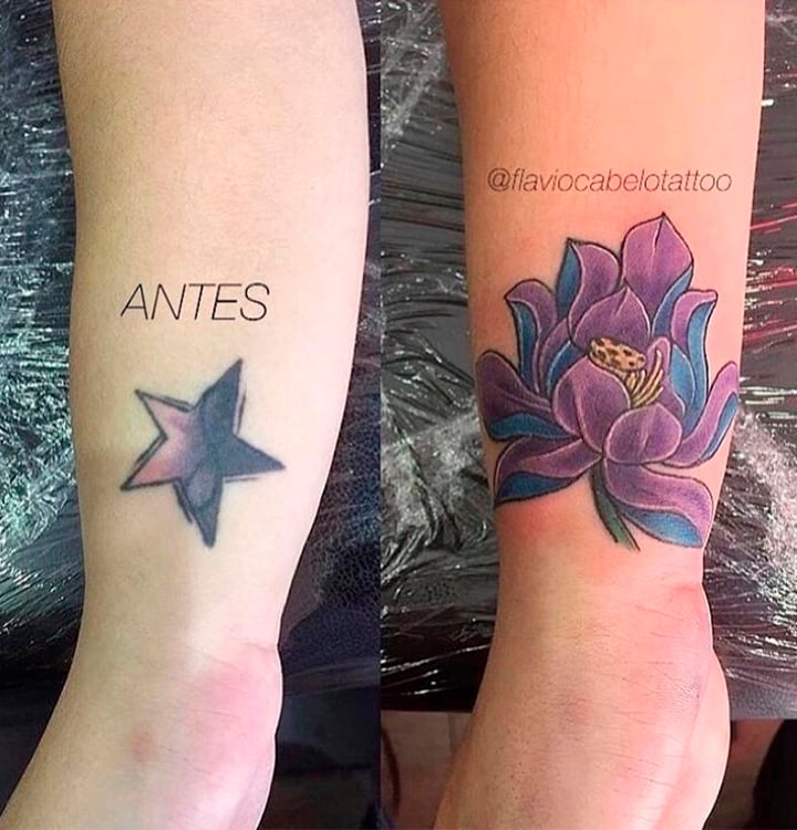 Duas fotos do pulso de uma pessoa, uma foto do lado da outra. A primeira mostra uma tatuagem de uma estrela roxa e lilás com um símbolo do infinito no meio. A segunda foto é essa tatuagem coberta por outra, maior, da imagem de uma flor roxa e azul.