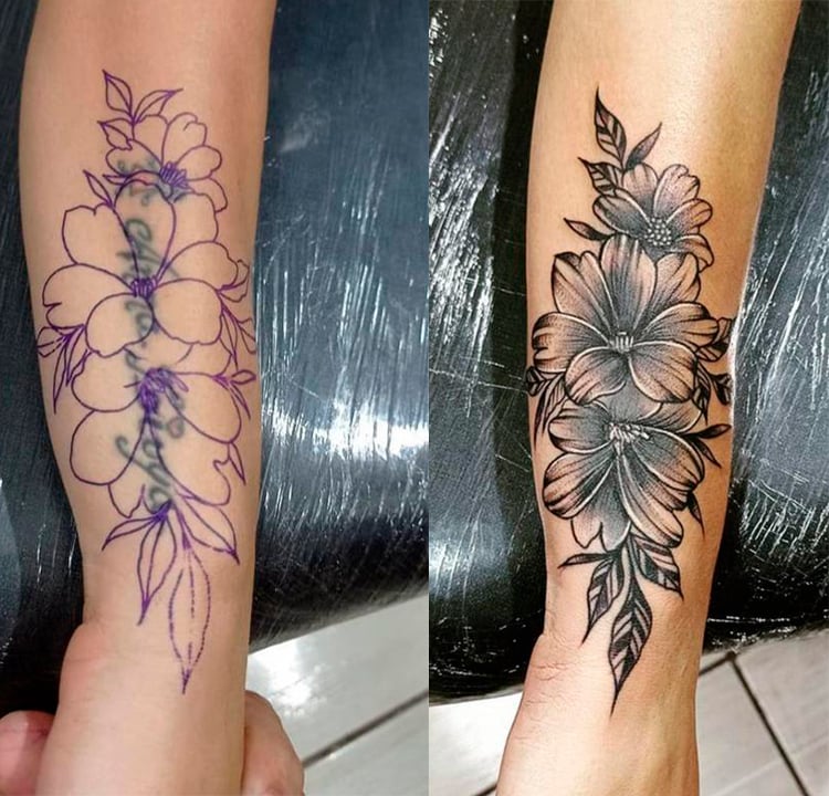 Foto da cobertura de uma tatuagem de texto no braço. A tatuagem nova é uma de flores preto e branco.