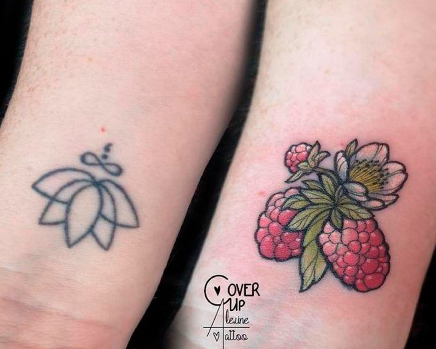 Duas fotos lado a lado. A primeira mostra o pulso de uma pessoa com uma tatuagem preta de um símbolo de uma flor. A segunda é uma tatuagem de frutas vermelhas que cobrem a tatuagem antiga de flor.