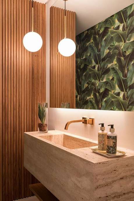 Banheiro com papel de parede tropical.