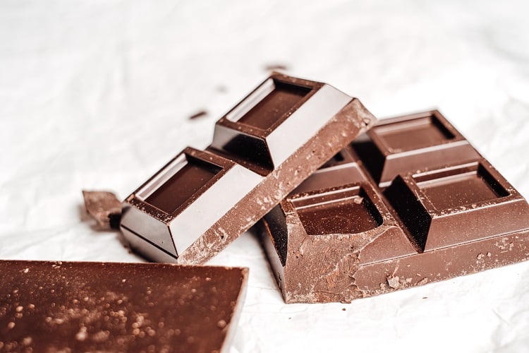 foto de barra de chocolate em bancada branca