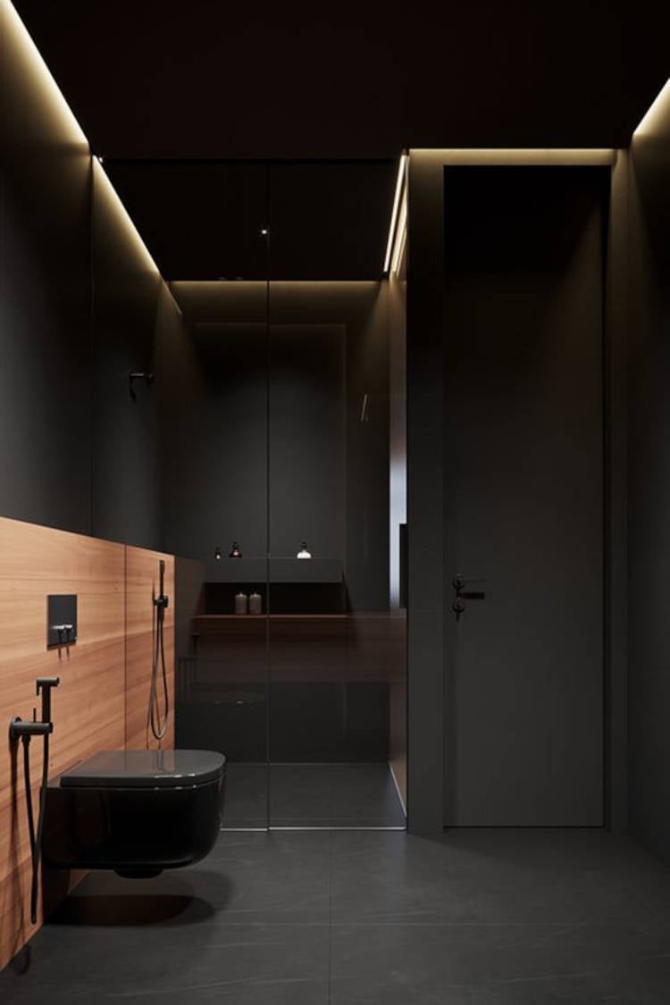 Banheiro preto com faixa de madeira na parede. 