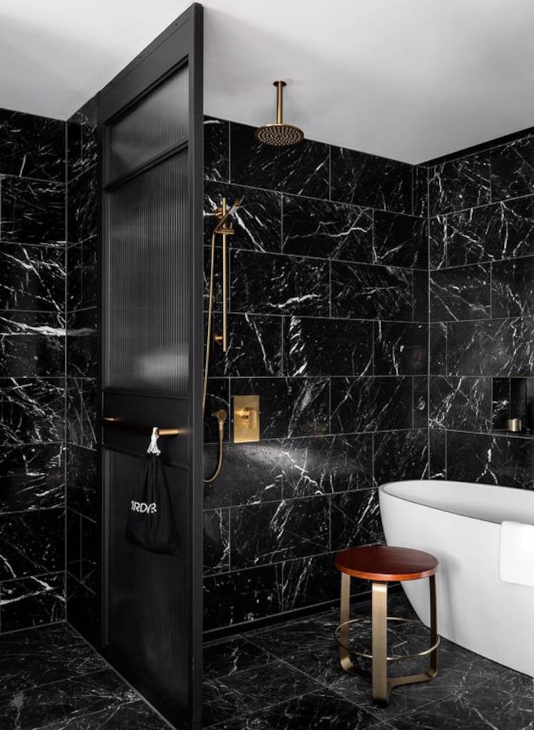 Banheiro com paredes pretas. 