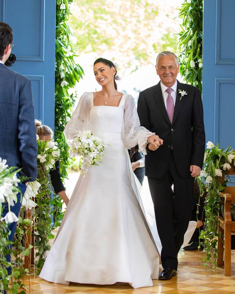 Foto de Lu Tranchesi entrando em seu casamento.