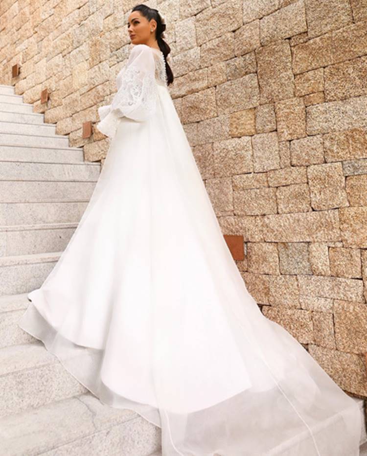 Foto da Lu Tranchesi vestida de noiva.