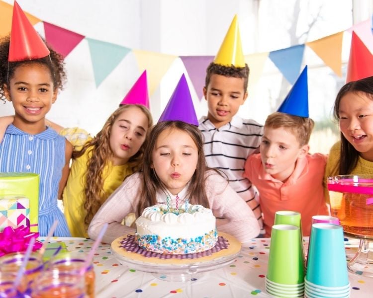 Foto de crianças em festa de aniversário.