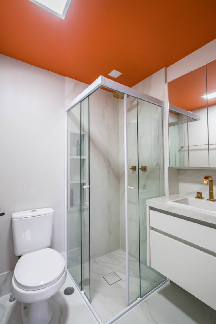 Banheiro com teto laranja.