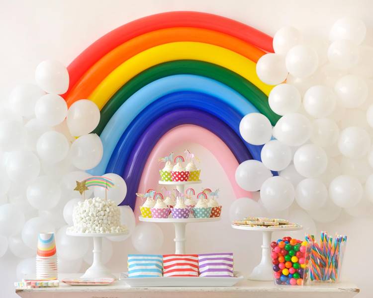 Foto de decoração de aniversário no tema arco-íris.