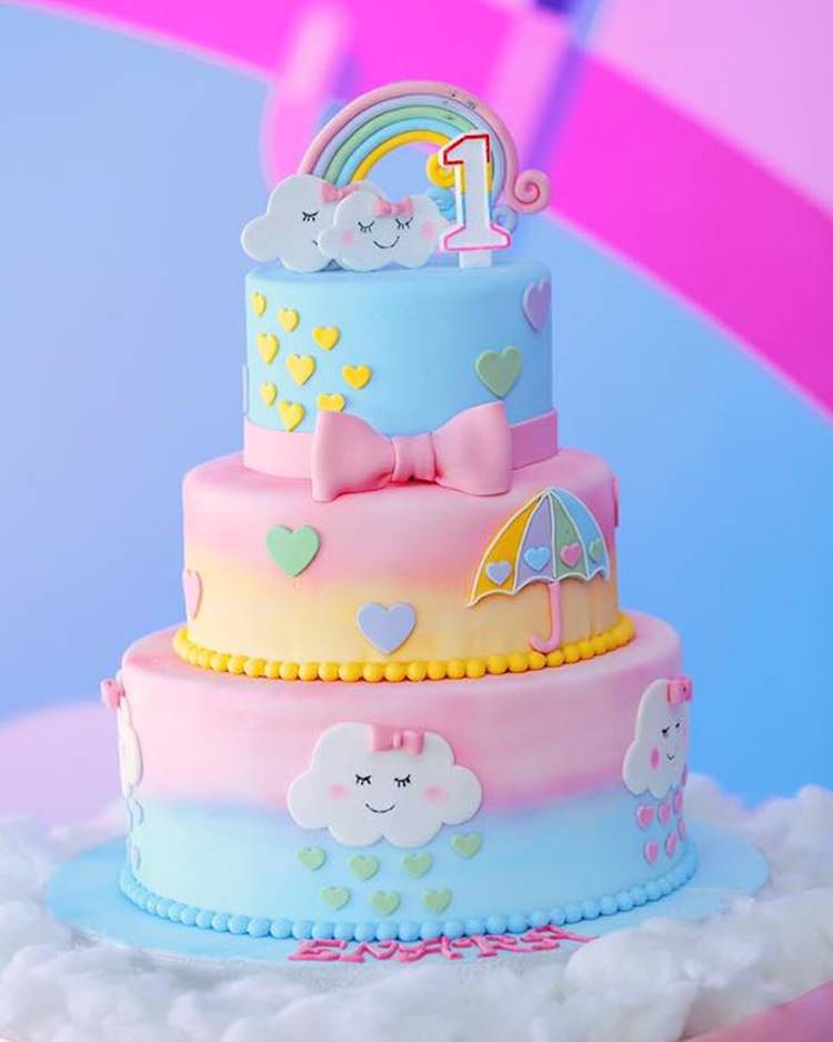 Foto de decoração de bolo de aniversário no tema chuva de amor.