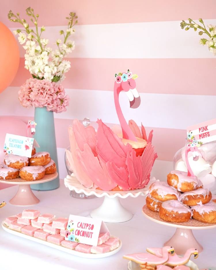 Foto de decoração de festa no tema flamingo.